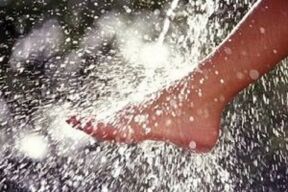 Contrast shower for the legs for varicose veins
